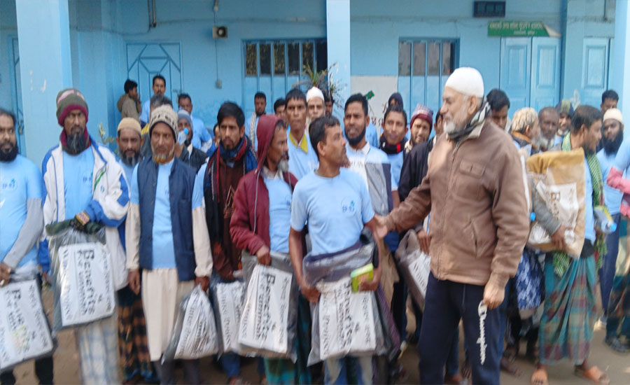 নাঙ্গলকোটে বেনিফিটস ফর উম্মাহর উদ্যোগে রিকশাচালকদের মাঝে কম্বল ও নগদ অর্থ বিতরণ