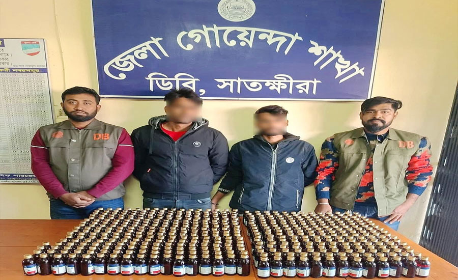 সাতক্ষীরা ডিবি পুলিশের অভিযানে ৪৯৭ বোতল কোরেক্স মাদকসহ দুই ব্যবসায়ীকে গ্রেফতার