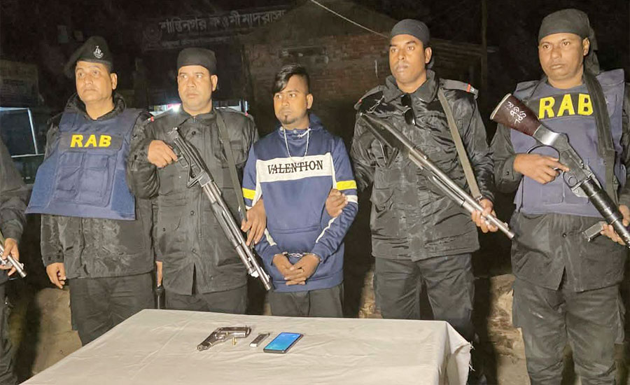 যৌথবাহিনীর অভিযানে বিদেশি পিস্তল ও গুলিসহ সন্ত্রাসী আকাশ গ্রেপ্তার