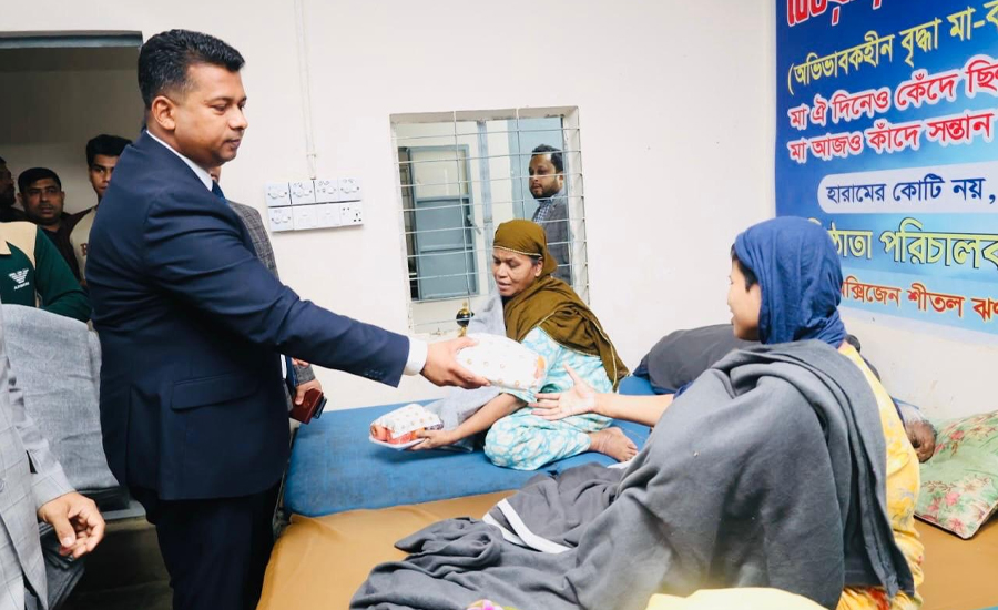 বৃদ্ধাশ্রম ও এতিমখানায় প্রবীণ ও এতিমদের পাশে  ডিসি চট্টগ্রাম 