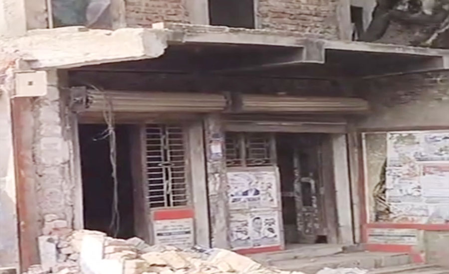 পাইকগাছায় মধুমিতা পার্কের জায়গা থেকে গুড়িয়ে দেওয়া হচ্ছে আ'লীগের অফিস 