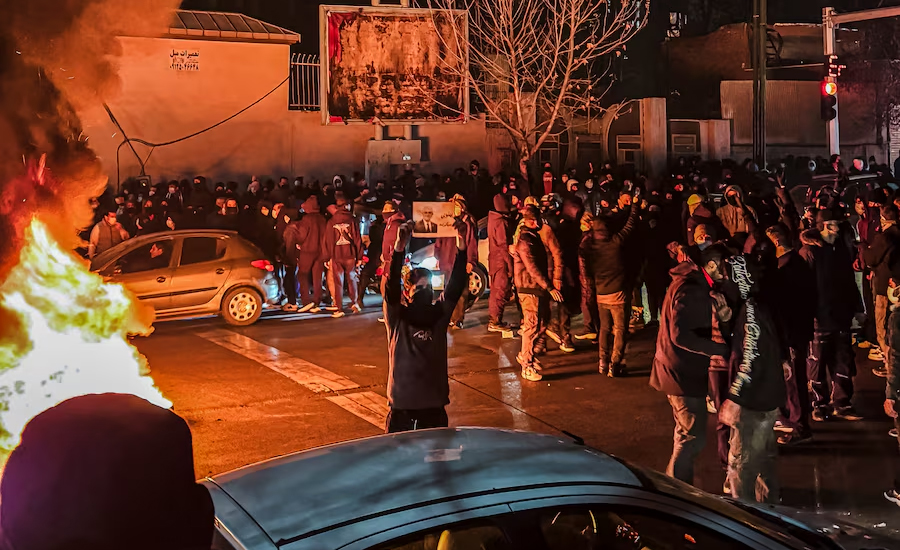 বিক্ষোভে রক্তাক্ত ইরান, নিহত প্রায় ২০০০ প্রাণ