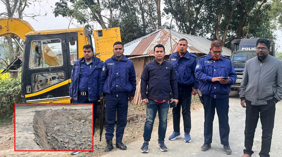 বাগমারায় অবৈধভাবে কৃষিজমির টপসয়েল কাটার বিরুদ্ধে অভিযান, এস্কেভেটর অকেজো