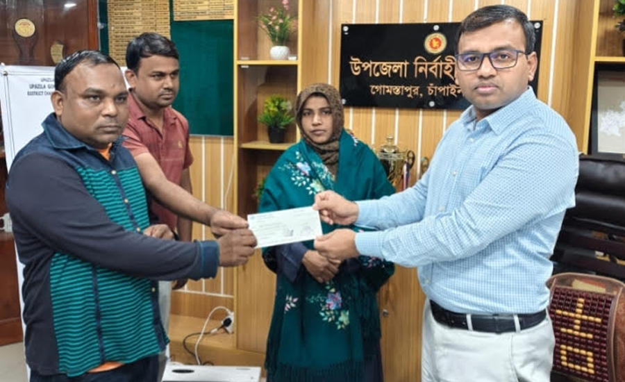 গোমস্তাপুরে আগুনে পুড়ে যাওয়া পরিবারের মাঝে সহায়তা প্রদান