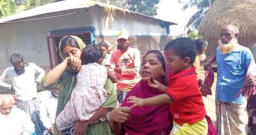 দশমিনায় ইউপি সদস্যের বাড়িতে স্ত্রী পরিচয়ে সন্তানসহ অবস্থান দুই নারীর