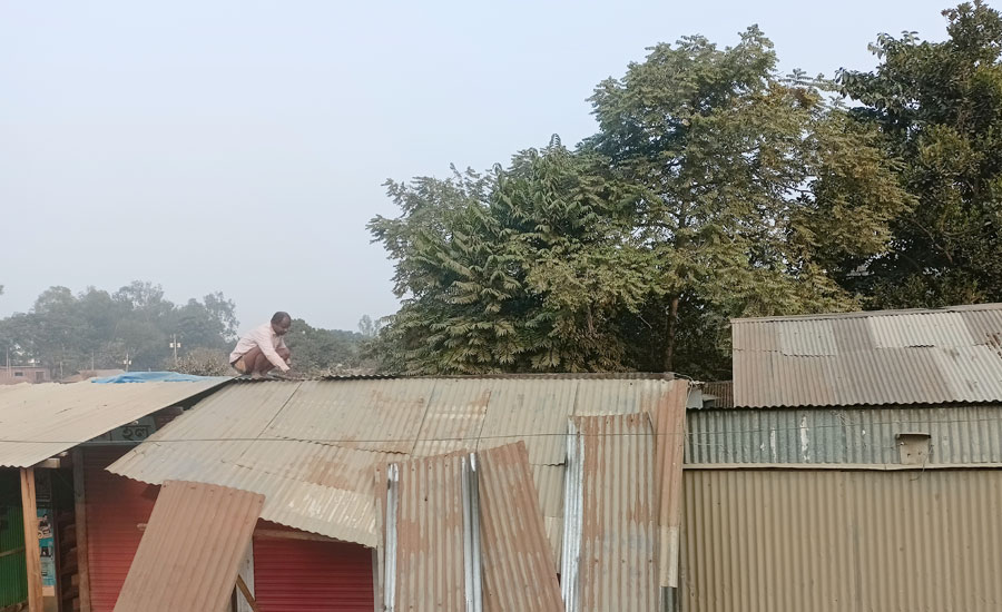 এনায়েতপুর হাটে অবৈধ স্থাপনা উচ্ছেদে প্রশাসনের অভিযান