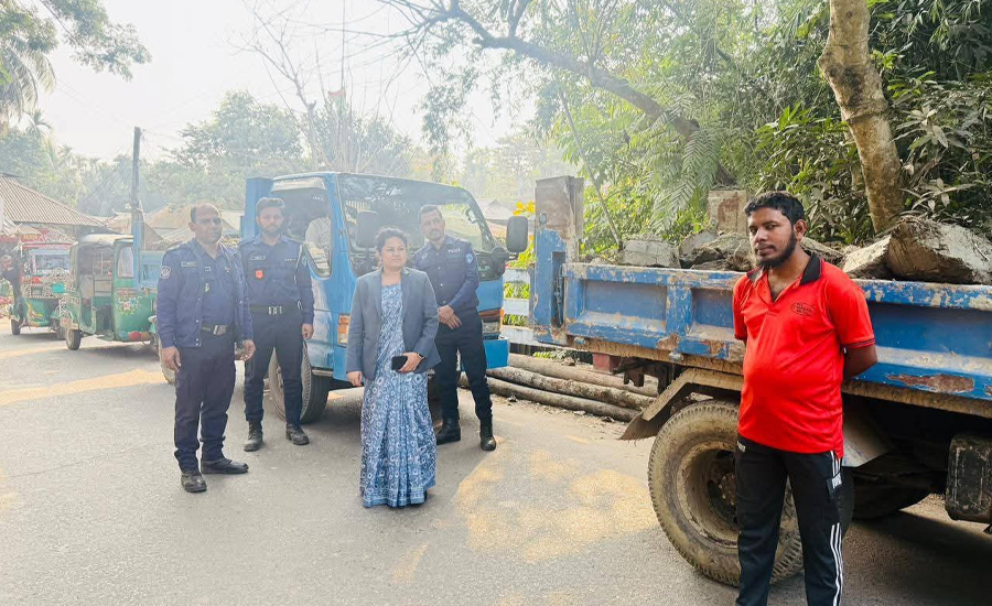 রায়পুরে অবৈধ মাটি কর্তনের বিরুদ্ধে মোবাইল কোর্ট অভিযান, লাখ টাকা জরিমানা