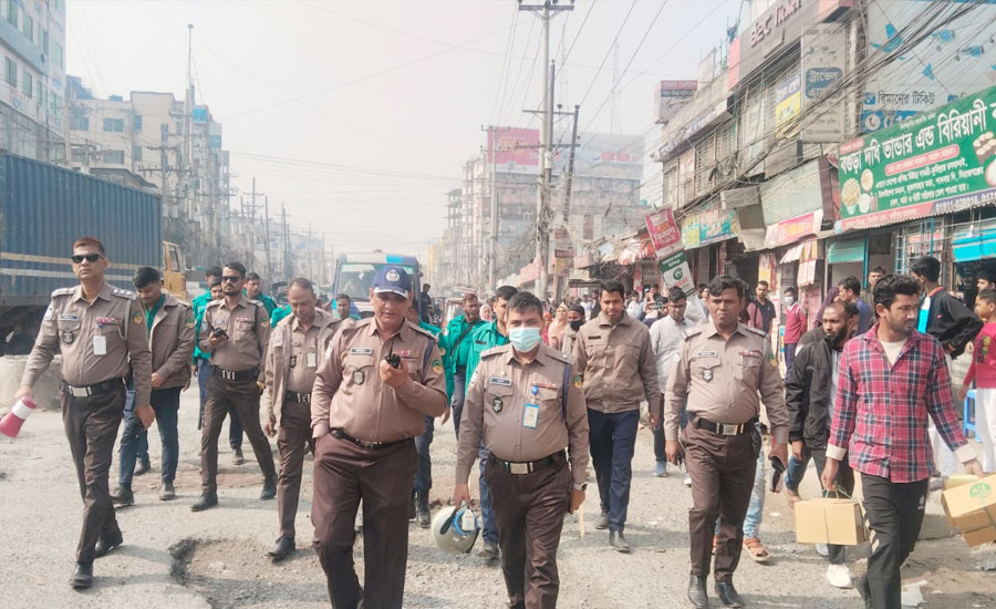 গাজীপুর চৌরাস্তায় ফুটপাত দখলমুক্ত করতে পুলিশের উচ্ছেদ অভিযান