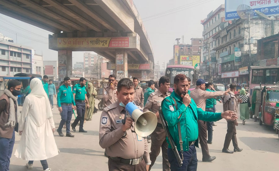 গাজীপুর চৌরাস্তায় ফুটপাত দখলমুক্ত করতে পুলিশের উচ্ছেদ অভিযান