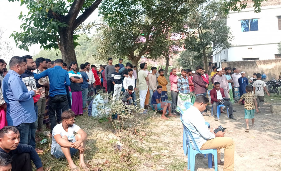 গাজীপুরে পুকুর থেকে ককটেল সদৃশ বস্তু উদ্ধার, এলাকায় আতঙ্ক