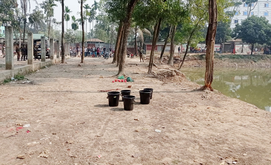 গাজীপুরে পুকুর থেকে ককটেল সদৃশ বস্তু উদ্ধার, এলাকায় আতঙ্ক