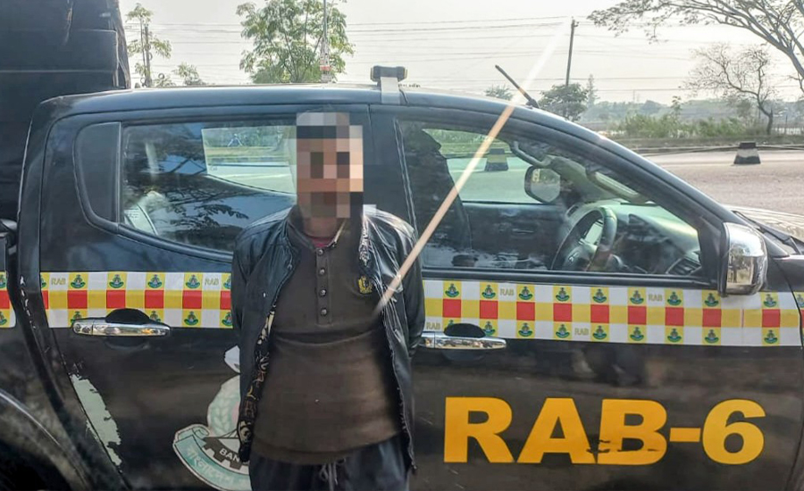খুলনায় র‍্যাবের অভিযানে নিজ ঘরে গলা কেটে হত্যা মামলার আসামি গ্রেফতার