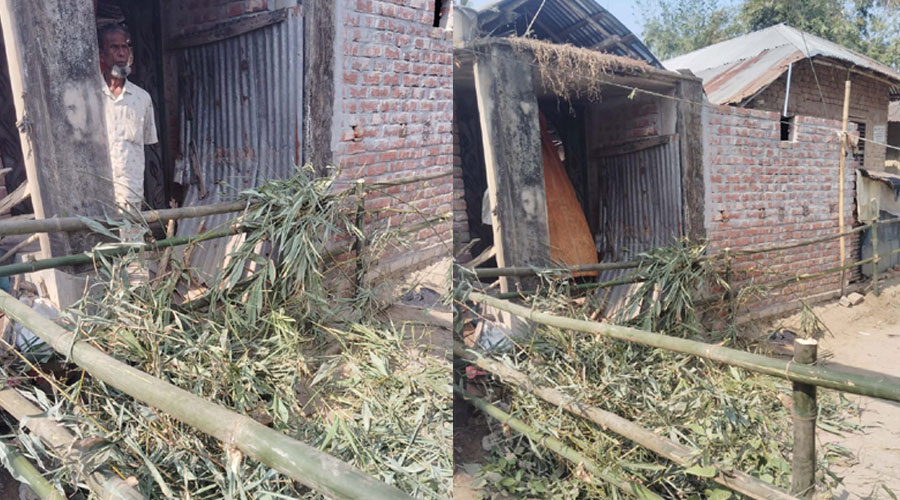 বাগমারায় প্রতিবেশীর বাঁশের বেড়ায় অবরুদ্ধ পরিবার, প্রশাসনের হস্তক্ষেপ কামনা