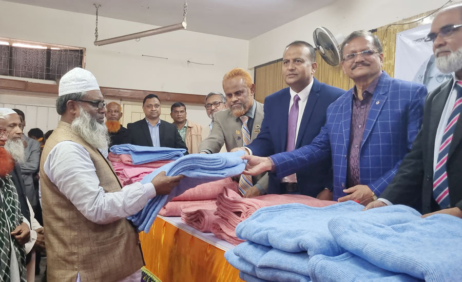 বাকৃবিতে বিএনপিপন্থী শিক্ষকদের সংগঠন সোনালী দলের শীতবস্ত্র ও খাবার বিতরণ কর্মসূচী