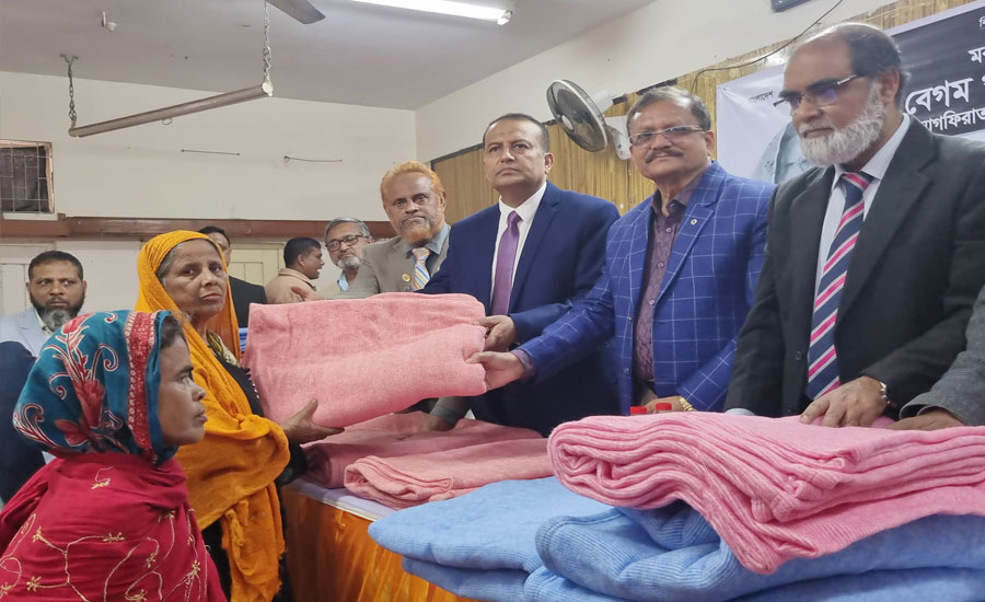 বাকৃবিতে বিএনপিপন্থী শিক্ষকদের সংগঠন সোনালী দলের শীতবস্ত্র ও খাবার বিতরণ কর্মসূচী