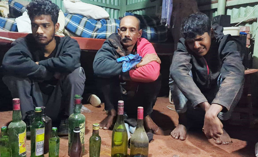 মোংলায় ইয়াবা ও গাঁজাসহ তিনজনকে আটক করেছে নৌবাহিনী 