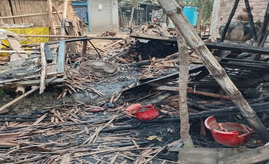 পাইকগাছায় অগ্নিকাণ্ডে কলেজ কর্মচারীর বসতঘর পুড়ে ব্যাপক ক্ষতি ; দুটি পশু দগ্ধ 