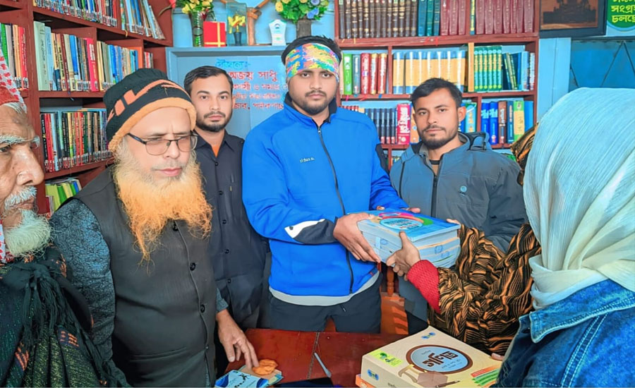 আদর্শ লাইব্রেরি ৪ শিক্ষার্থী কে বই প্রদান 