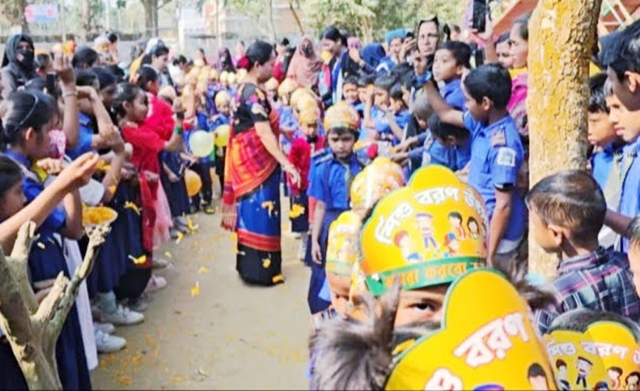শিশুদের বরণে উৎসবমুখর দীঘিনালা মডেল সরকারি প্রাথমিক বিদ্যালয়