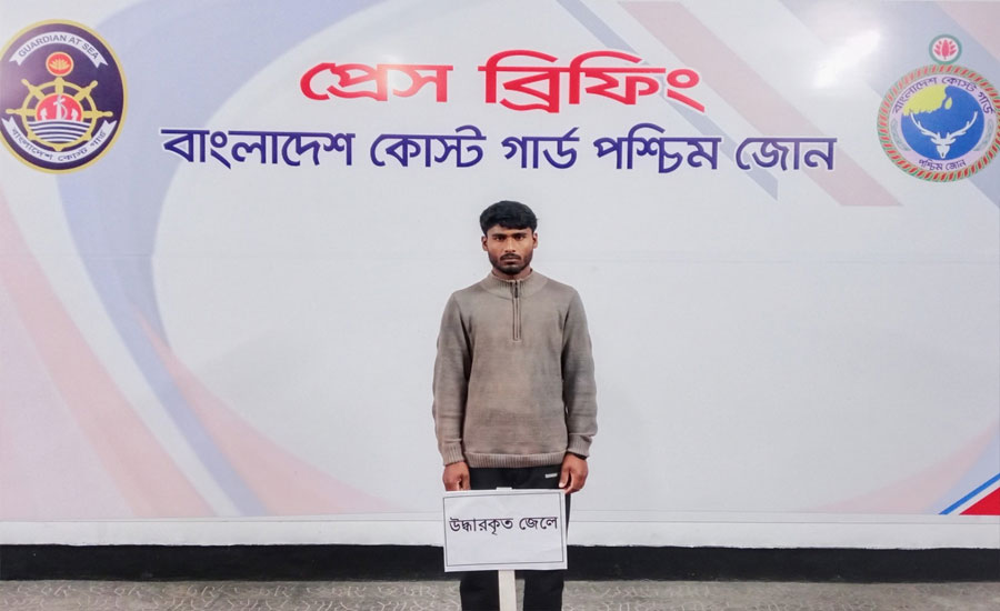 কোস্টগার্ডের সহায়তায় পরিবারের কাছে ফিরে গেল জেলে মান্নান!