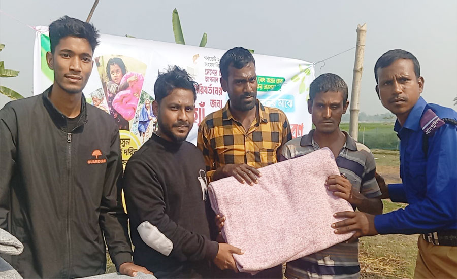 ভূরুঙ্গামারীতে দ্যা রেড জুলাই’র শীতবস্ত্র বিতরণ