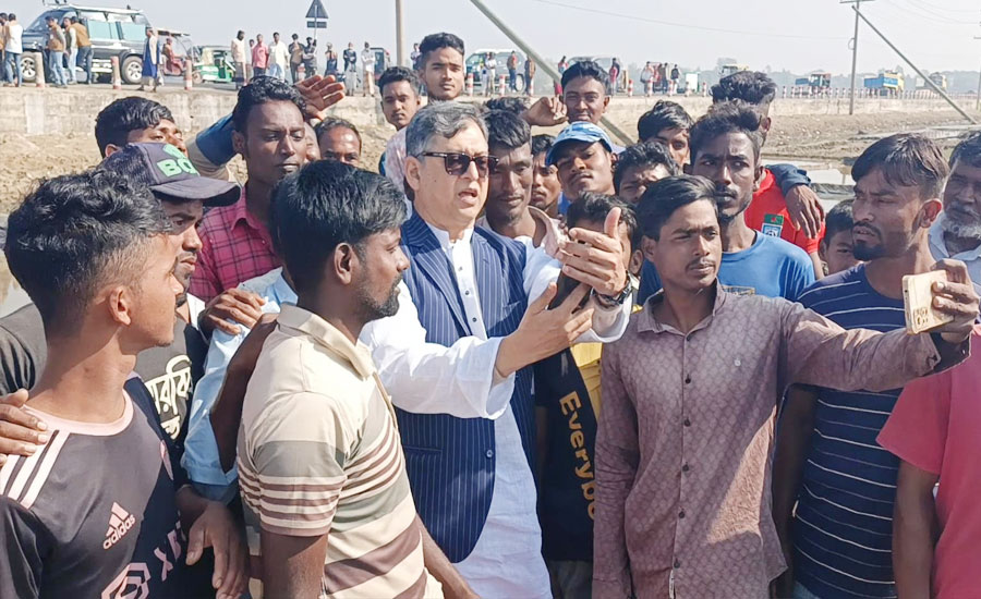 ‎লবণ শ্রমিকদের সঙ্গে সেলফিতে মেতেছেন সালাহউদ্দিন আহমদ