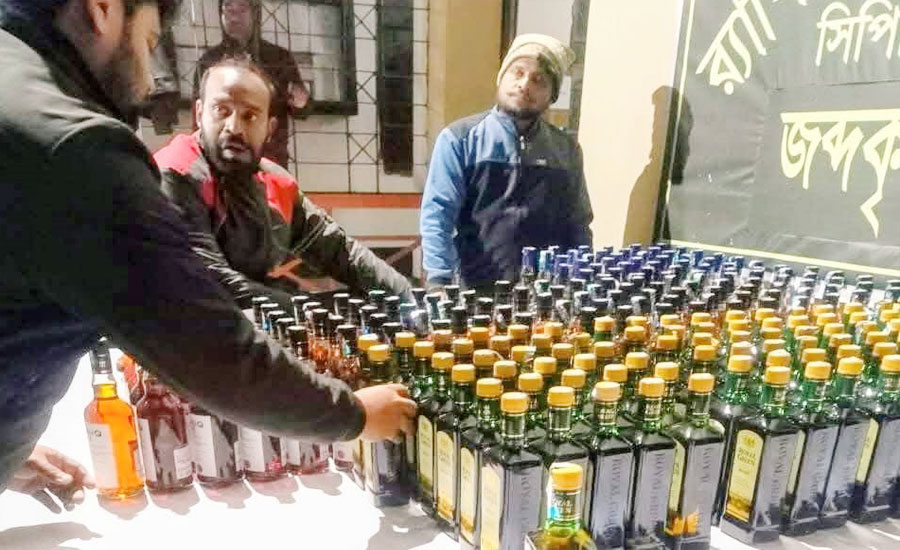 শেরপুরে র‍্যাবের অভিযানে ১৩০১ বোতল ভারতীয় মদসহ ৩ মাদক কারবারি আটক