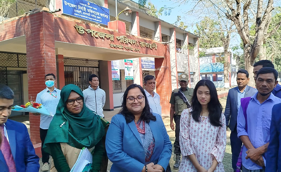 কুড়েঁ ঘর থেকে বিশ্বজয়ী খই খই মারমা, পাশে জেলা প্রশাসক নাজমা আশরাফী