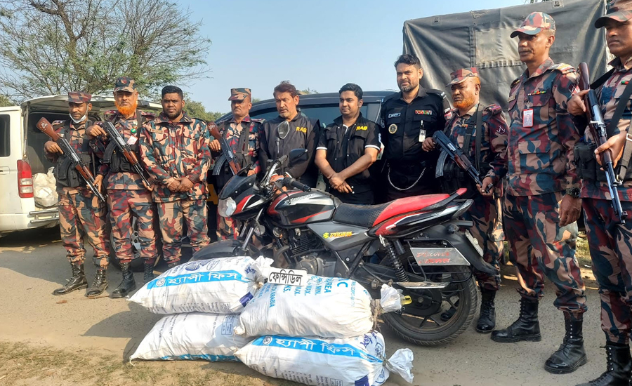 সাতক্ষীরার কালিগঞ্জে র‍্যাব-৬ ও বিজিবির যৌথ অভিযানে ৯৮৩ বোতল ফেন্সিডিল উদ্ধার