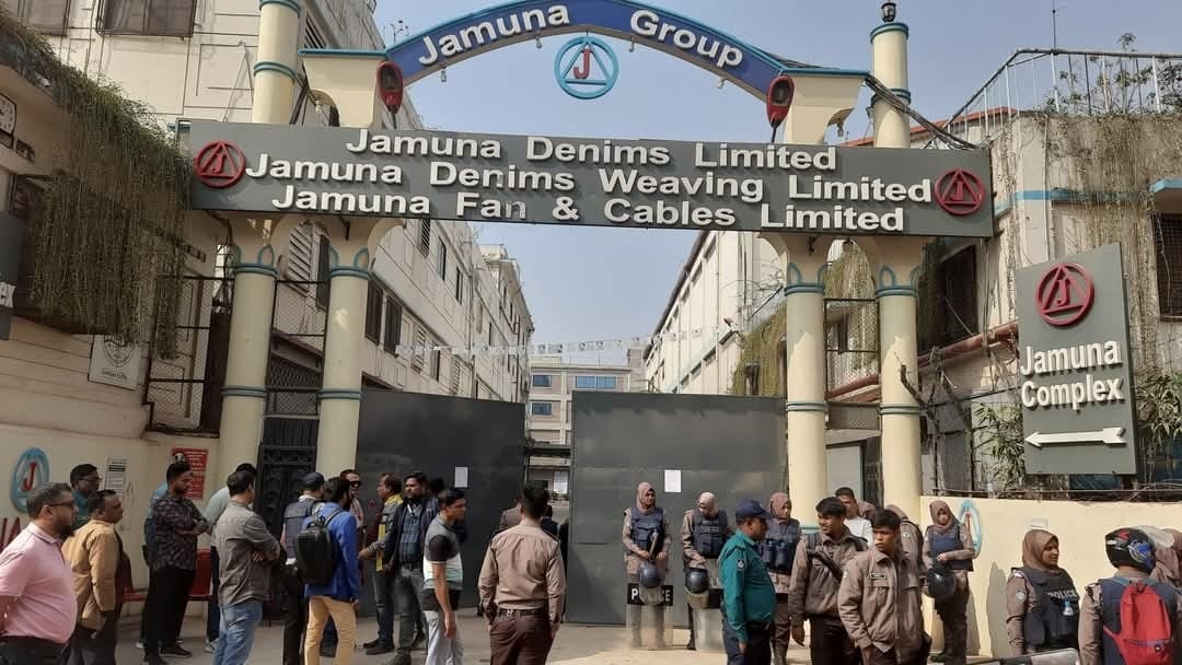 গাজীপুরে ৮দফা আদায়ে শ্রমিক বিক্ষোভ, নিয়ন্ত্রনে পুলিশের টিয়ারসেল ও সাউন্ড গ্রেনেডে নিক্ষেপ