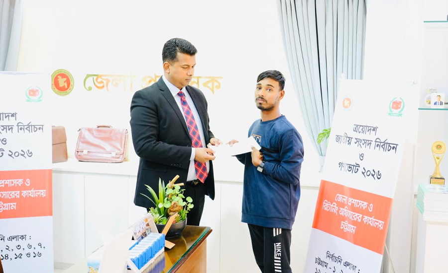 ব্যস্ত সময়েও মানবিকতায় দৃষ্টান্ত চট্টগ্রামের ডিসি জাহিদুল ইসলামের