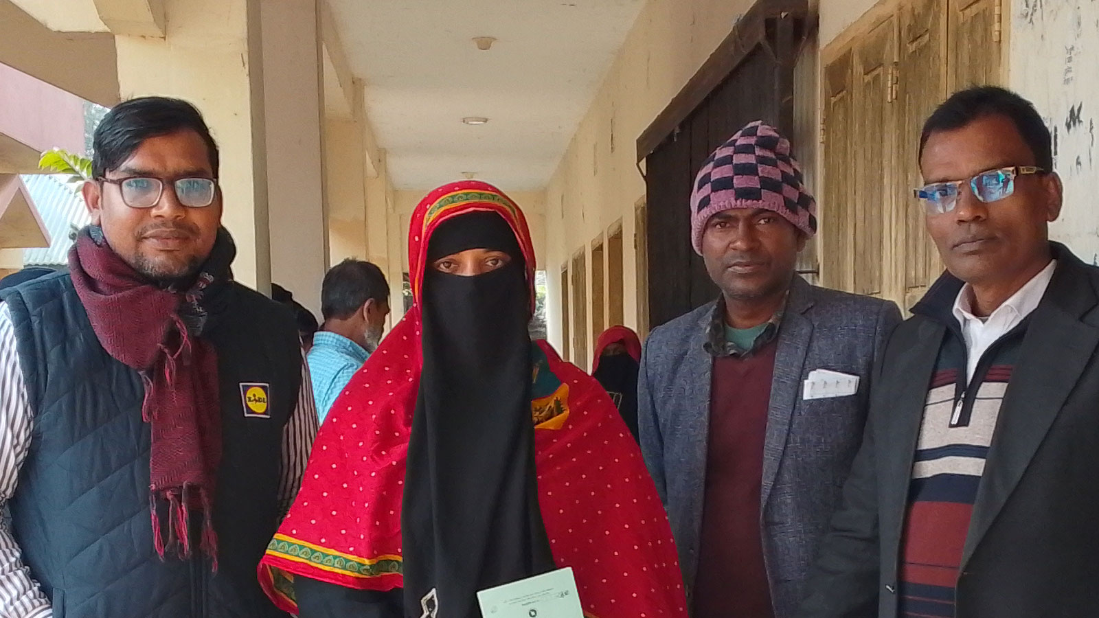 সাতলায় ২৭৫ হতদরিদ্র পরিবার পেল দুই মাসের ৬০ কেজি করে চাল