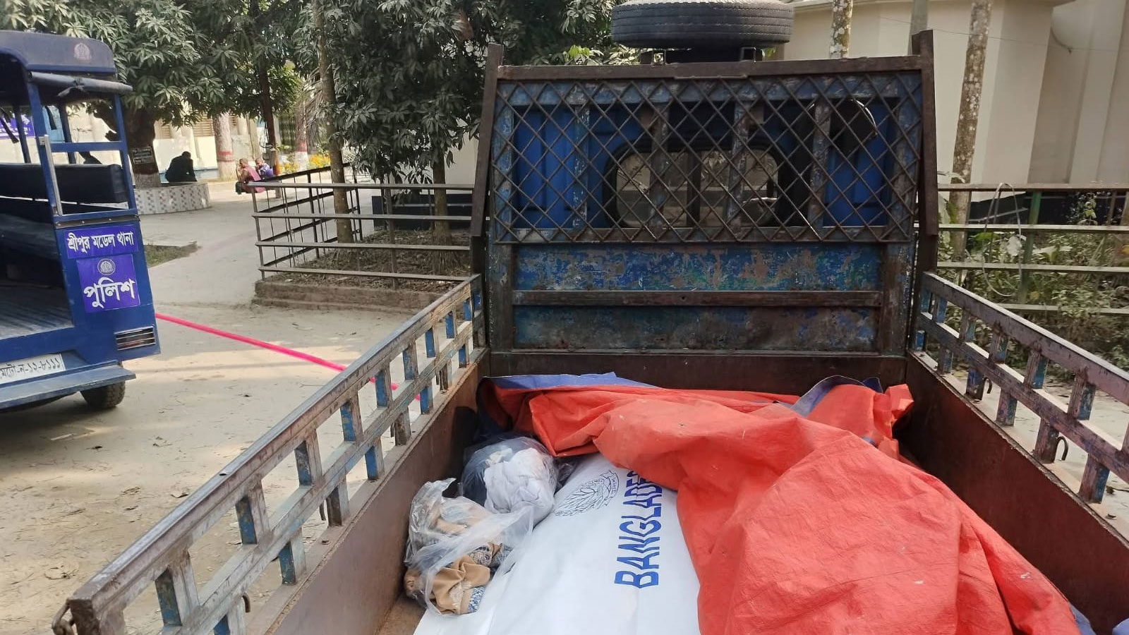 শ্রীপুরে ফ্যাক্টরির ভেতরে পৌরসভার ময়লার গাড়ির চাপায় প্রাণ গেল নিরাপত্তাকর্মীর