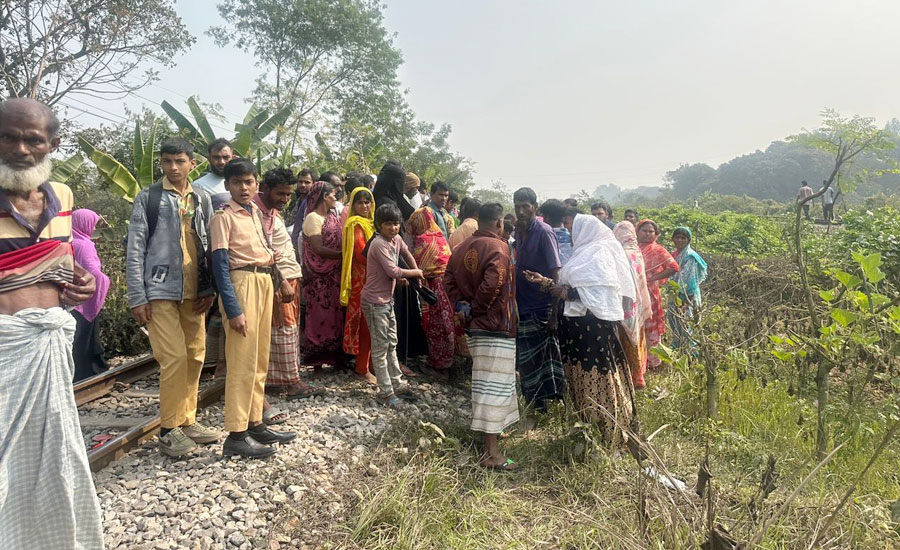 পূবাইলে চলন্ত ট্রেনের নিচে ঝাঁপ, ২ শিশু নিয়ে মায়ের মর্মান্তিক মৃত্যু