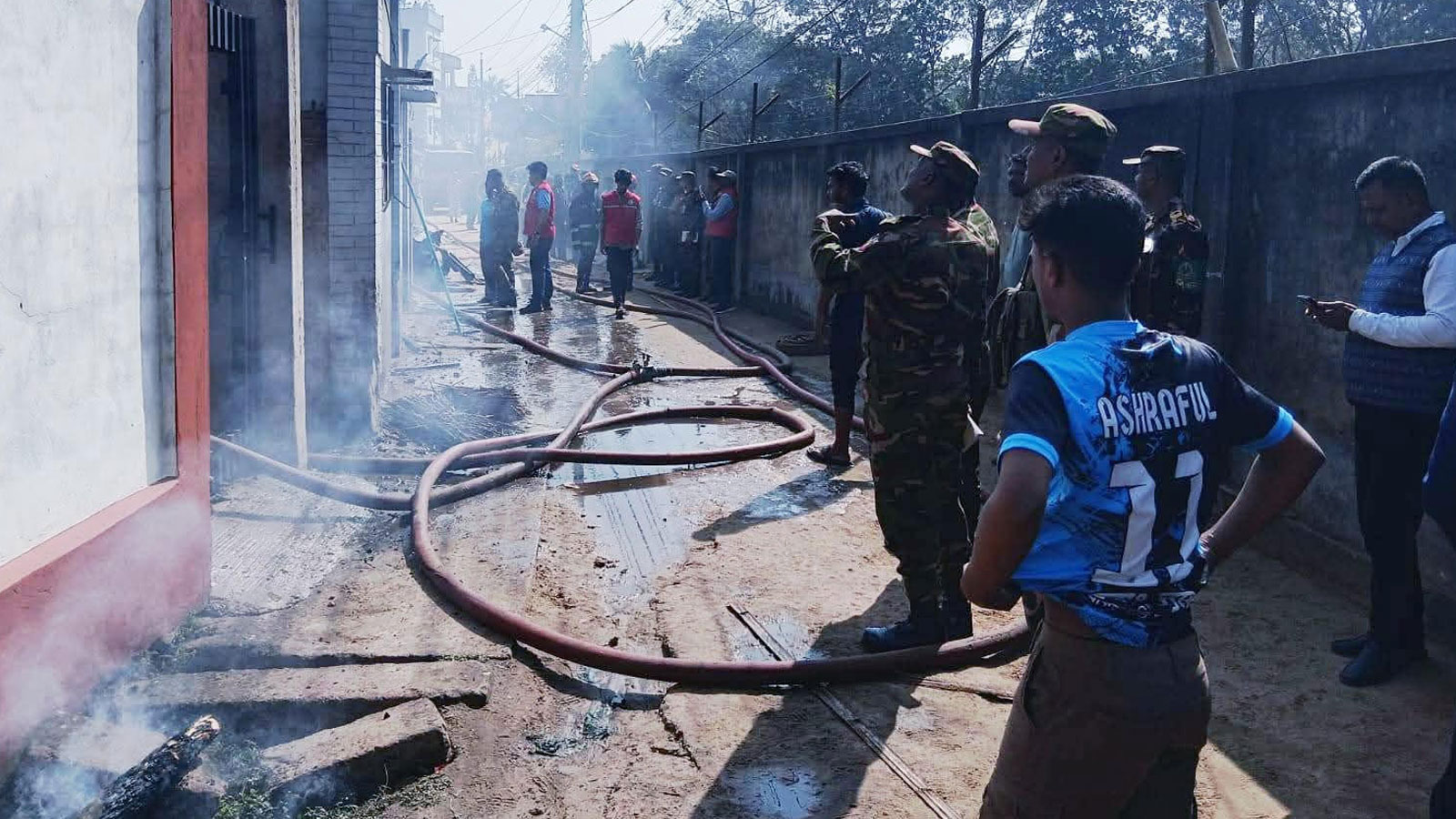 বৈদ্যুতিক শর্ট সার্কিটে কলাবাগানে অগ্নিকাণ্ড, সর্বস্ব হারাল চার পরিবার
