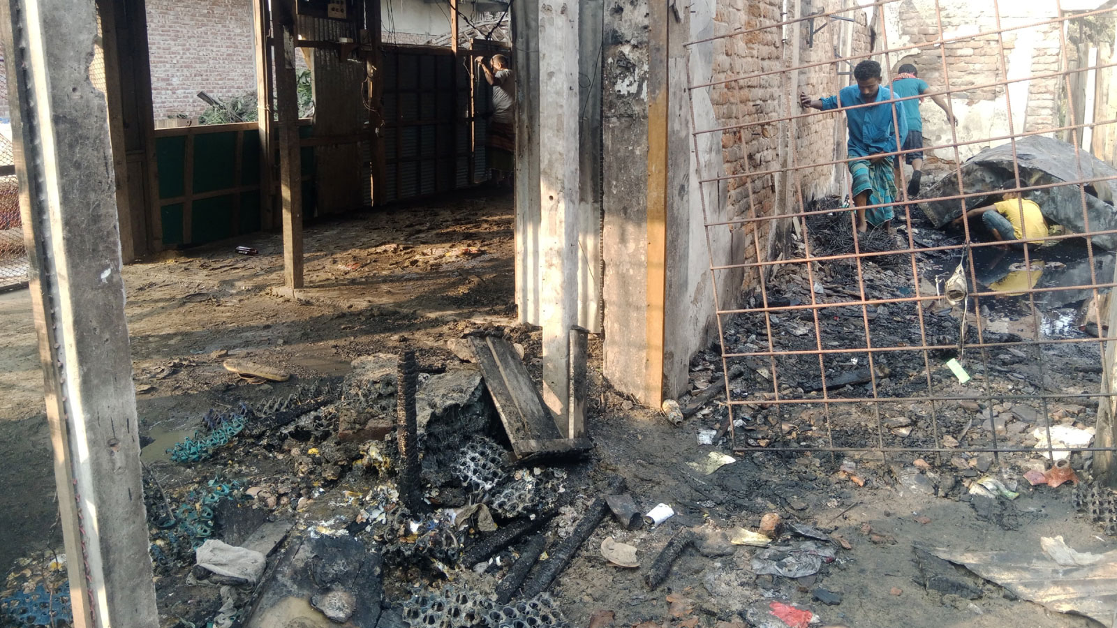 নাঙ্গলকোটে ভয়াবহ অগ্নিকাণ্ড, নগদ ২০ লাখ টাকা সহ ১ কোটি টাকার ক্ষতি