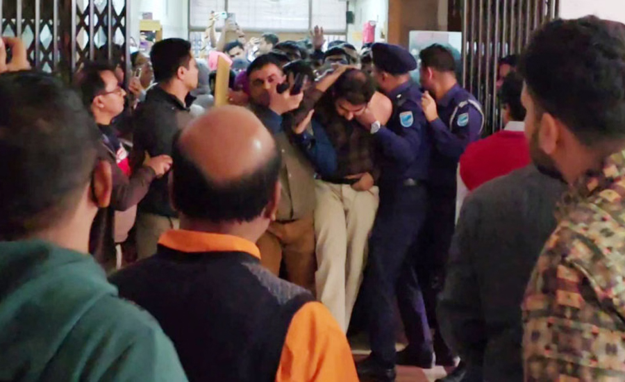 ওয়াশরুমে গোপন ক্যামেরা, ৫ দিনের রিমান্ডে ইন্টার্ন চিকিৎসক