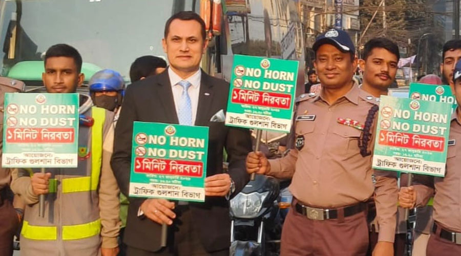 গুলশান–২ চত্বরে ‘নো হর্ণ, নো ডাস্ট’ কর্মসূচি পালন
