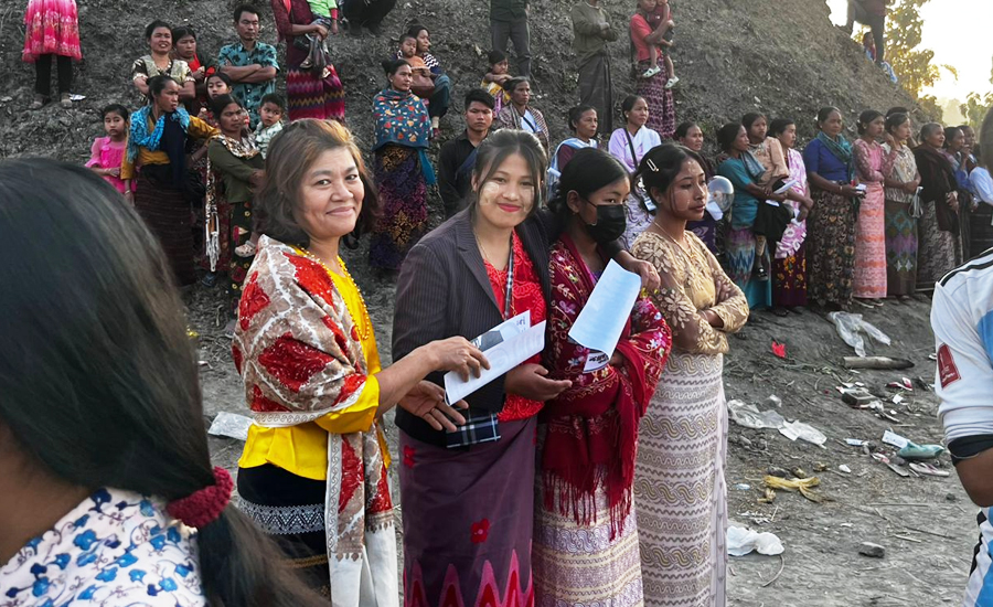 পাহাড়ের ভোট কার দিকে যাচ্ছে?