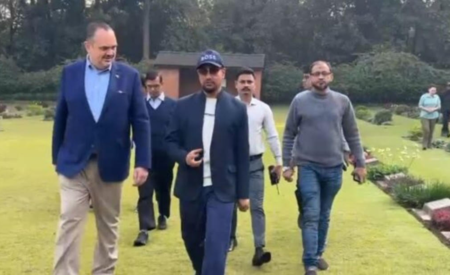 চট্টগ্রামের 'ওয়ার সিমেট্রি'তে মার্কিন রাষ্ট্রদূতের শ্রদ্ধা নিবেদন