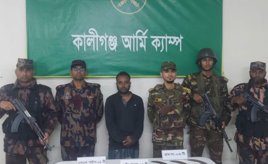 সাতক্ষীরার শ্যামনগরে শীর্ষ সন্ত্রাসী দেশীয় পিস্তলসহ আটক