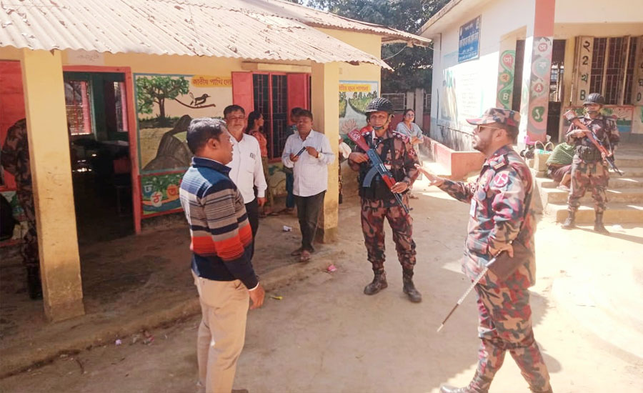 রাজস্থলী উপজেলার ভোট কেন্দ্র পরিদর্শন করেছেন ৪১বিজিবি