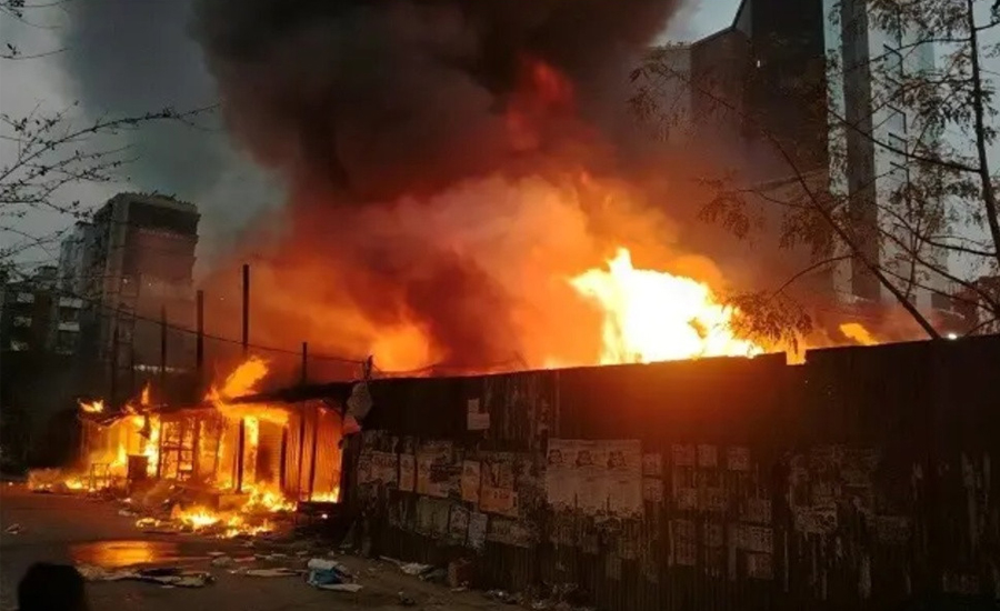 উত্তরায় কাঁচাবাজারে আগুন