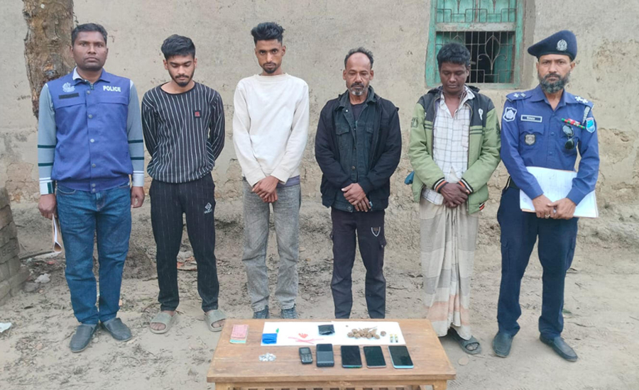 কাপাসিয়ায় যৌথ বাহিনীর বিশেষ অভিযানে ৪ মাদক কারবারি আটক