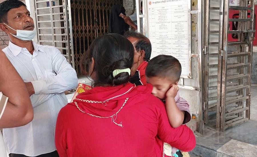 মায়ের জামিনের অপেক্ষায় আদালত প্রাঙ্গণে শিশুটির আরও একটি দিন