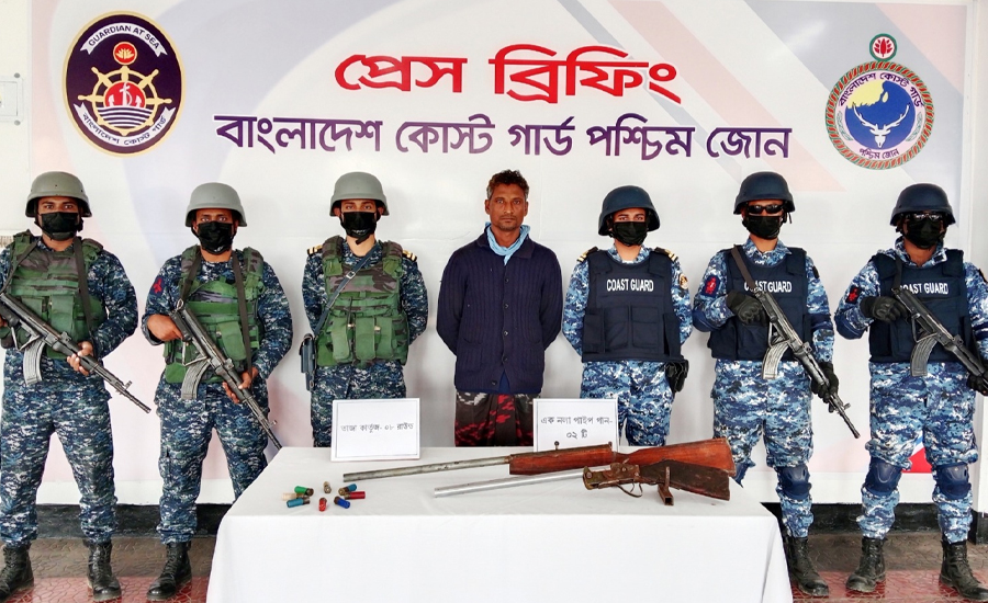 মোংলায় কোস্টগার্ডের নেতৃত্বে যৌথ অভিযানে অস্ত্রসহ শরীফ বাহিনীর সহযোগী আটক 