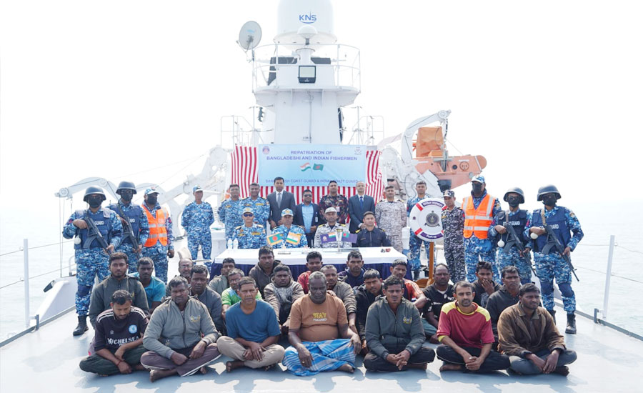 বাংলাদেশ ও ভারতীয় কোস্টগার্ডের তত্ত্বাবধানে দু-দেশের জেলেদের পরিবারের কাছে হস্তান্তর
