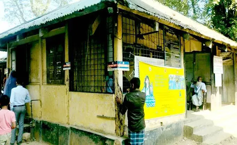 শত বছরের পুরোনো টিনের জরাজীর্ণ ঘরে চলছে দেড় লাখ মানুষের চিকিৎসা