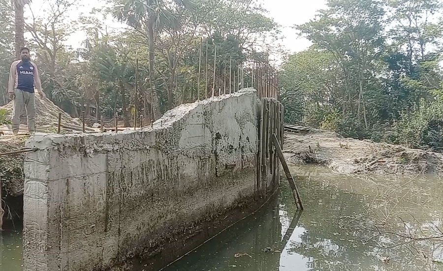 রাঙ্গাবালীতে বক্স কালভার্ট নির্মাণে ভয়াবহ অনিয়ম প্রতিবাদে কাজ বন্ধ করে দিল এলাকাবাসী