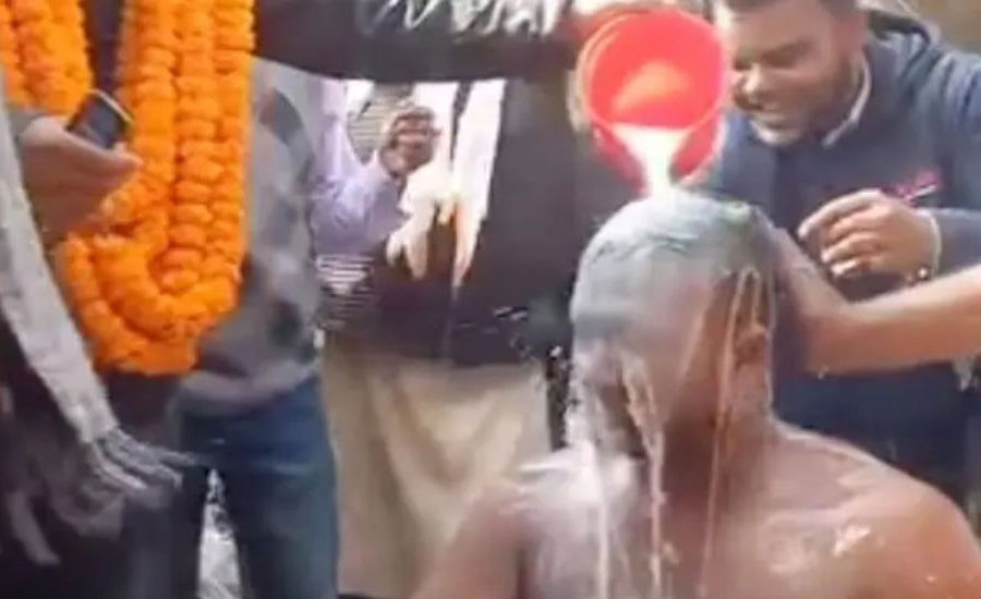 দুধ দিয়ে গোসল করিয়ে আ’লীগ কর্মীকে দলে নিলেন বিএনপি প্রার্থী